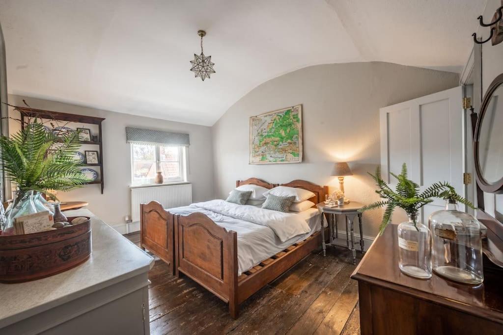 Sarah'S - A Townhouse Apartment In Georgian Holt Холт Екстериор снимка