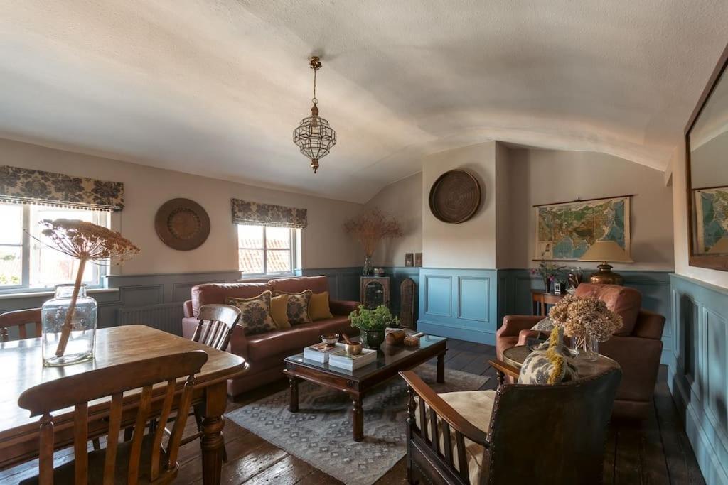 Sarah'S - A Townhouse Apartment In Georgian Holt Холт Екстериор снимка