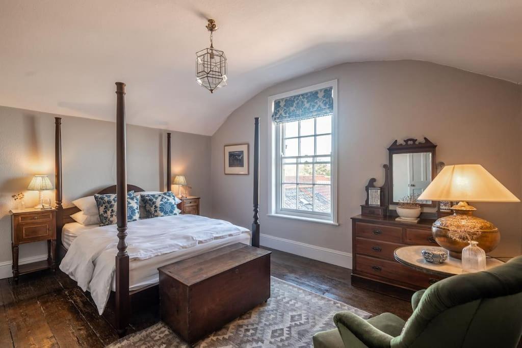 Sarah'S - A Townhouse Apartment In Georgian Holt Холт Екстериор снимка